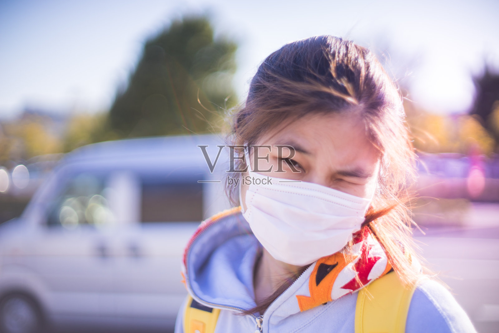 一个亚洲女孩戴着预防流感的口罩照片摄影图片