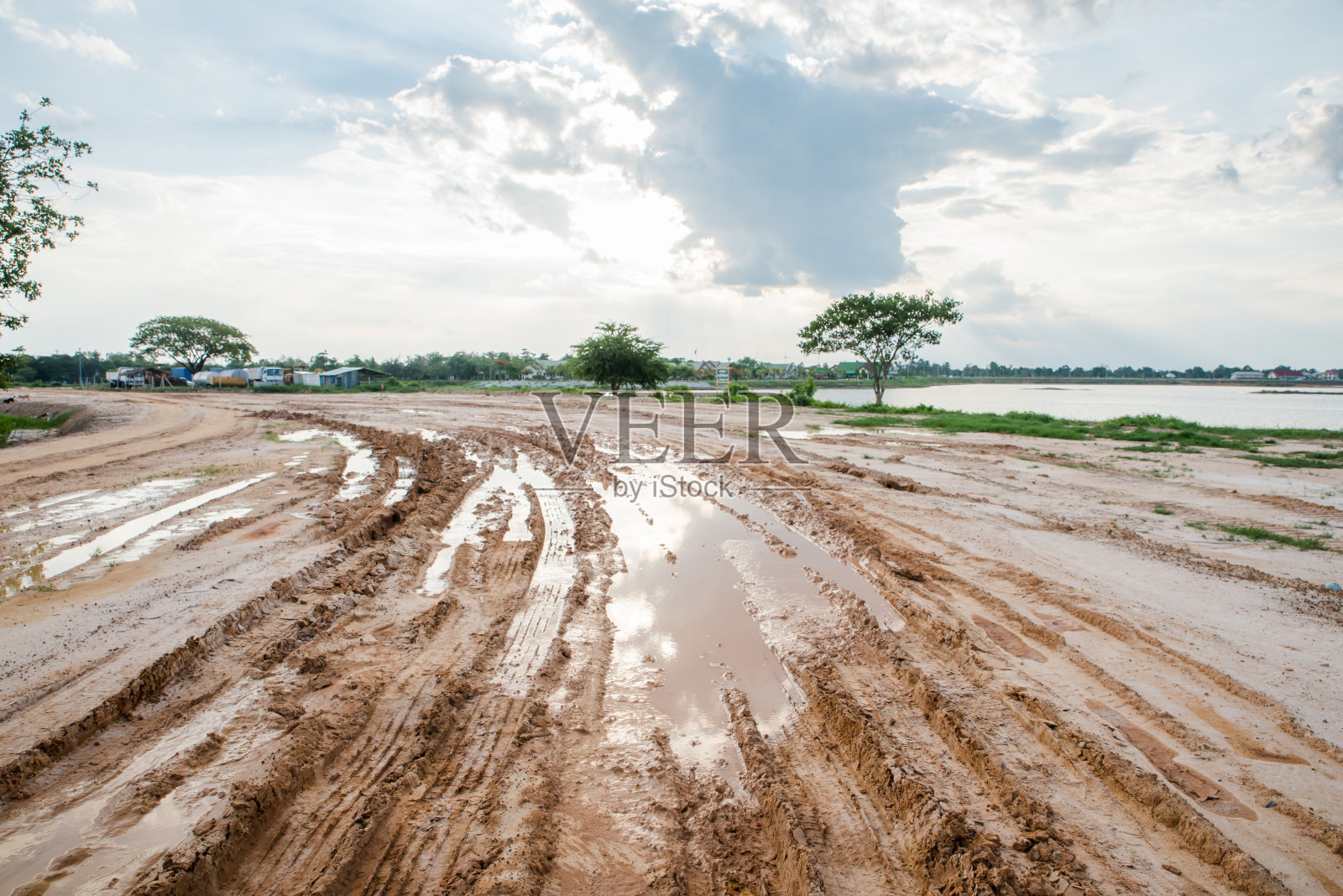 乡间泥泞的道路照片摄影图片