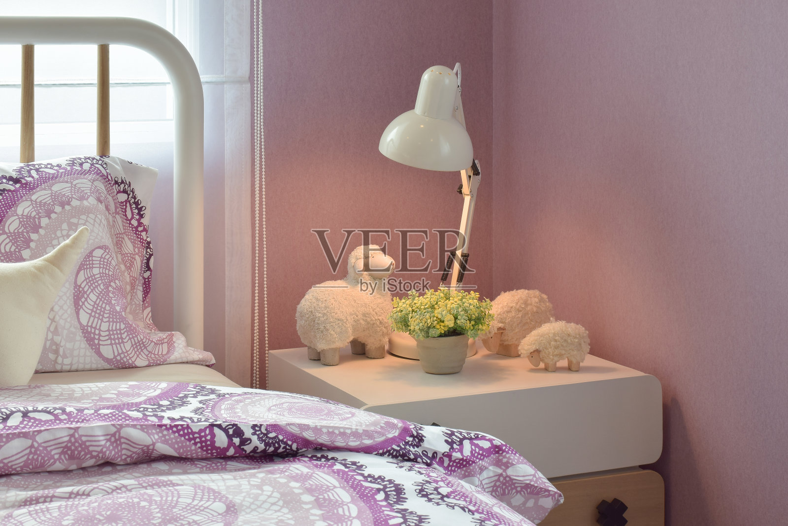 舒适的卧室内部装饰羊娃娃和灯照片摄影图片