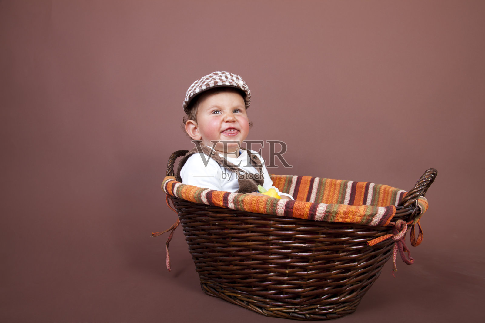 篮子里的婴儿照片摄影图片