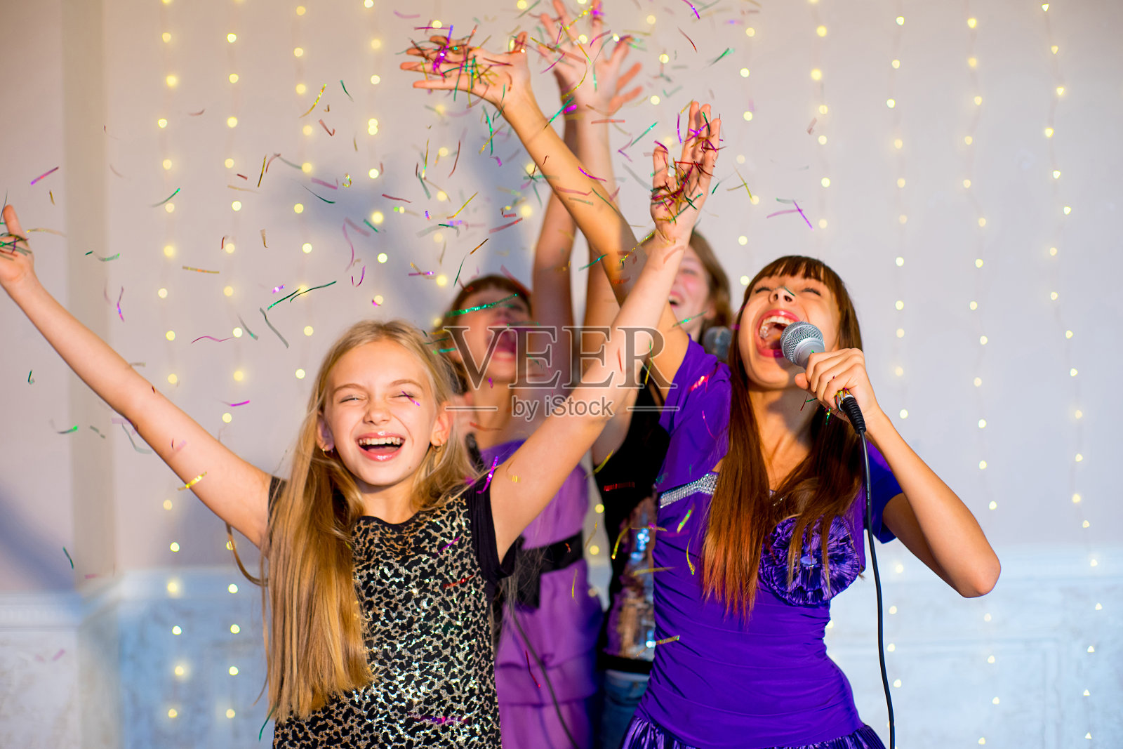 一群快乐的女孩在卡拉ok上唱歌照片摄影图片