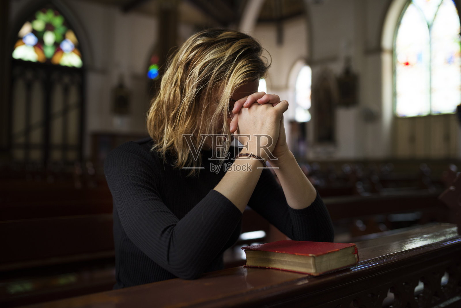 妇女坐堂宗教观念照片摄影图片