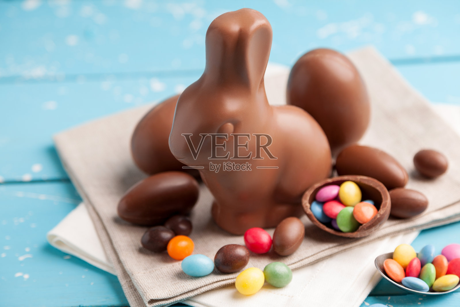 美味的巧克力复活节兔子，鸡蛋和糖果照片摄影图片