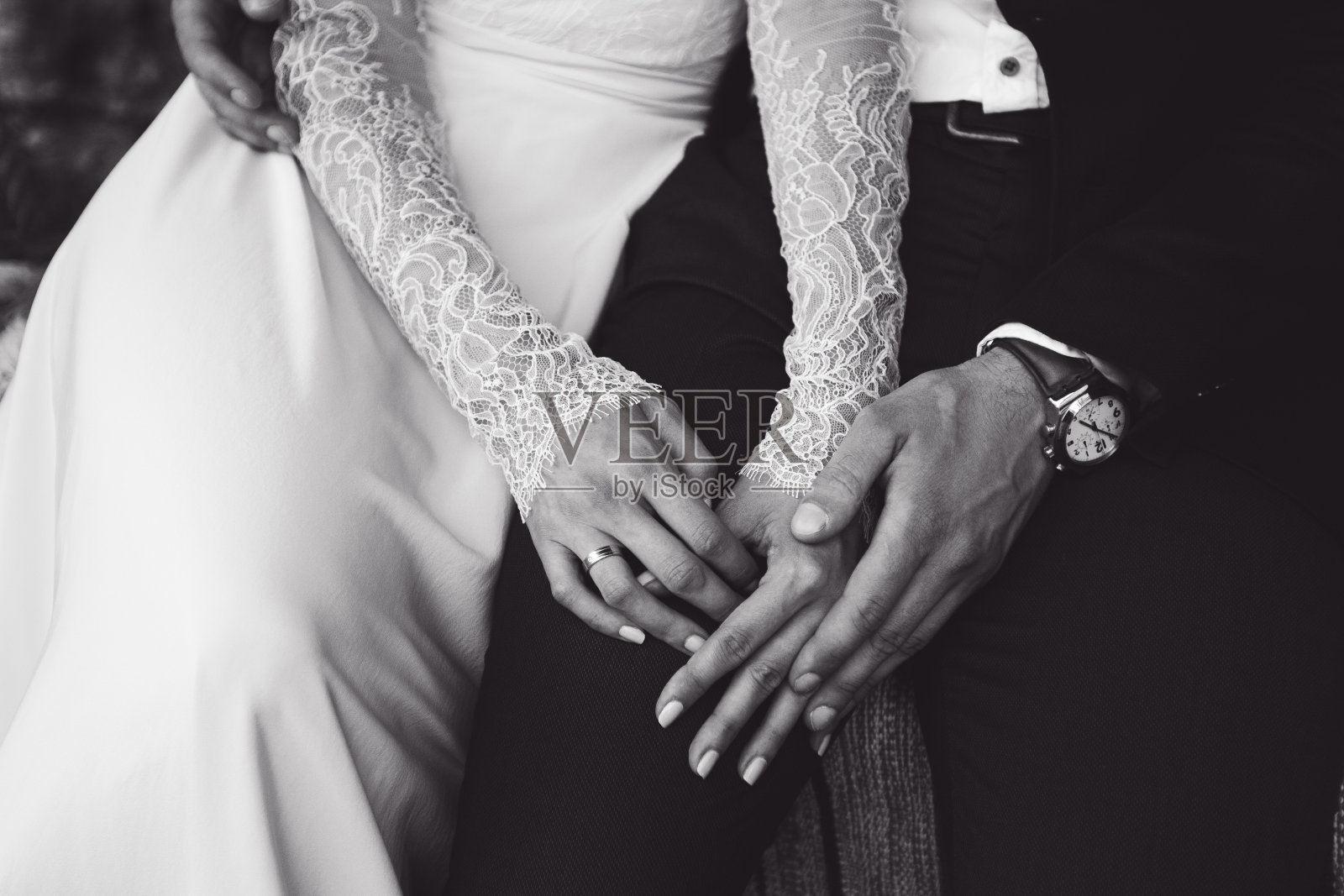 新娘和新郎温柔地握着对方的手。BW语气照片摄影图片