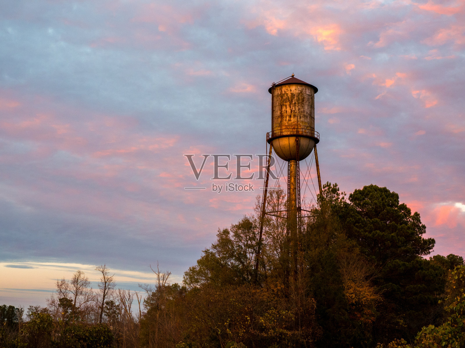 夕阳下的老小镇水塔照片摄影图片