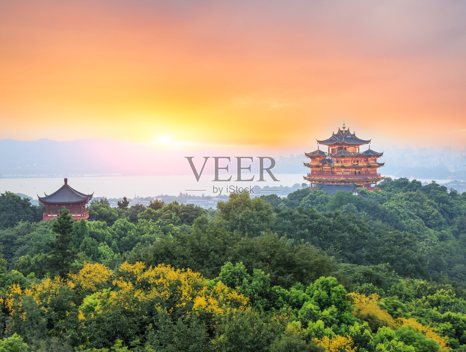 美丽的杭州西湖和古老的亭子建筑日落风景照片摄影图片