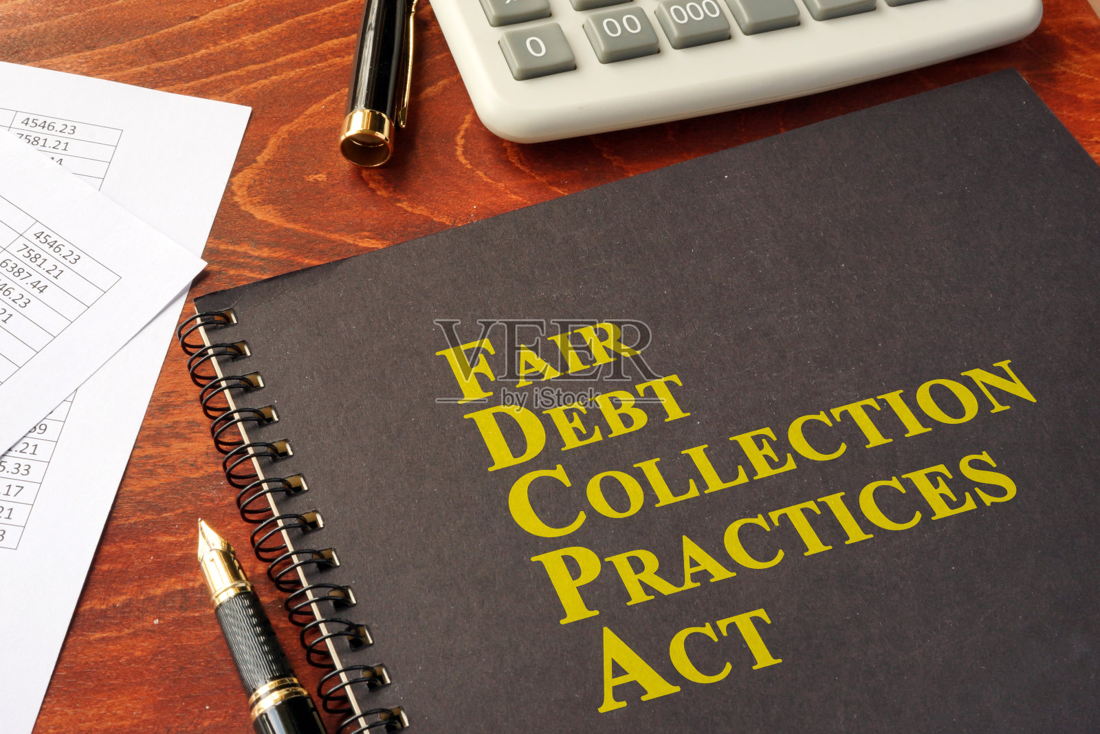 《FDCPA公平讨债实务法》在桌面上。照片摄影图片