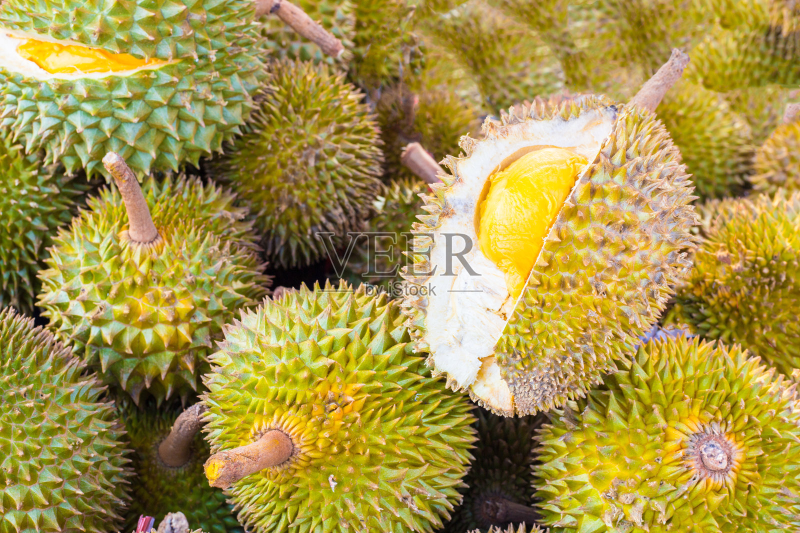 马来西亚市场上成堆的榴莲水果照片摄影图片