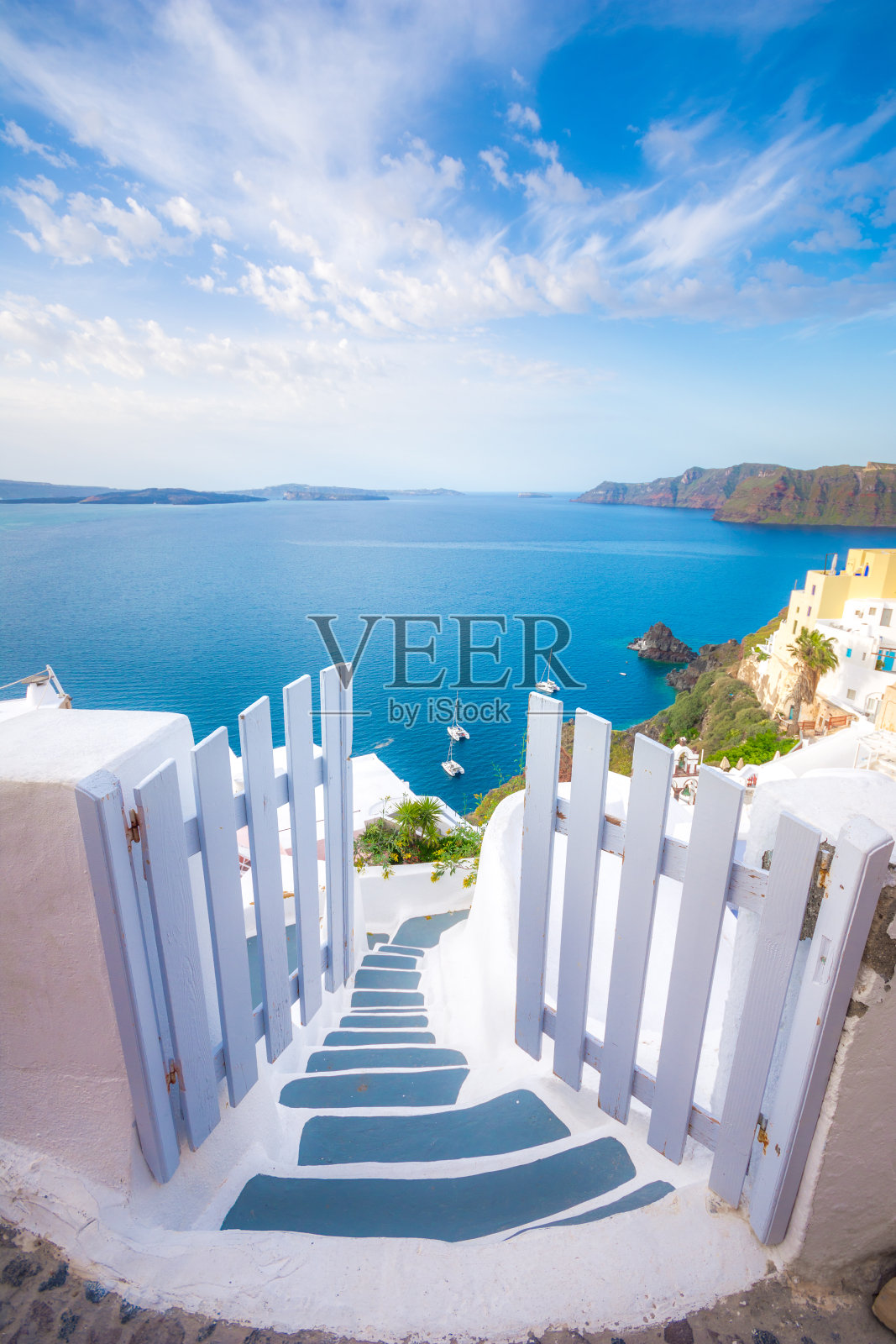希腊圣托里尼岛，一个传统对称的门庭院。蜜月夏天爱琴海基克拉迪背景，宁静，宁静。照片摄影图片