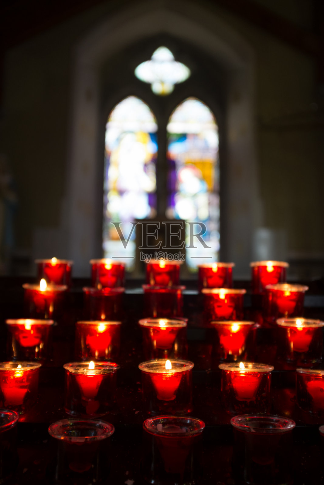 蜡烛在教堂。照片摄影图片