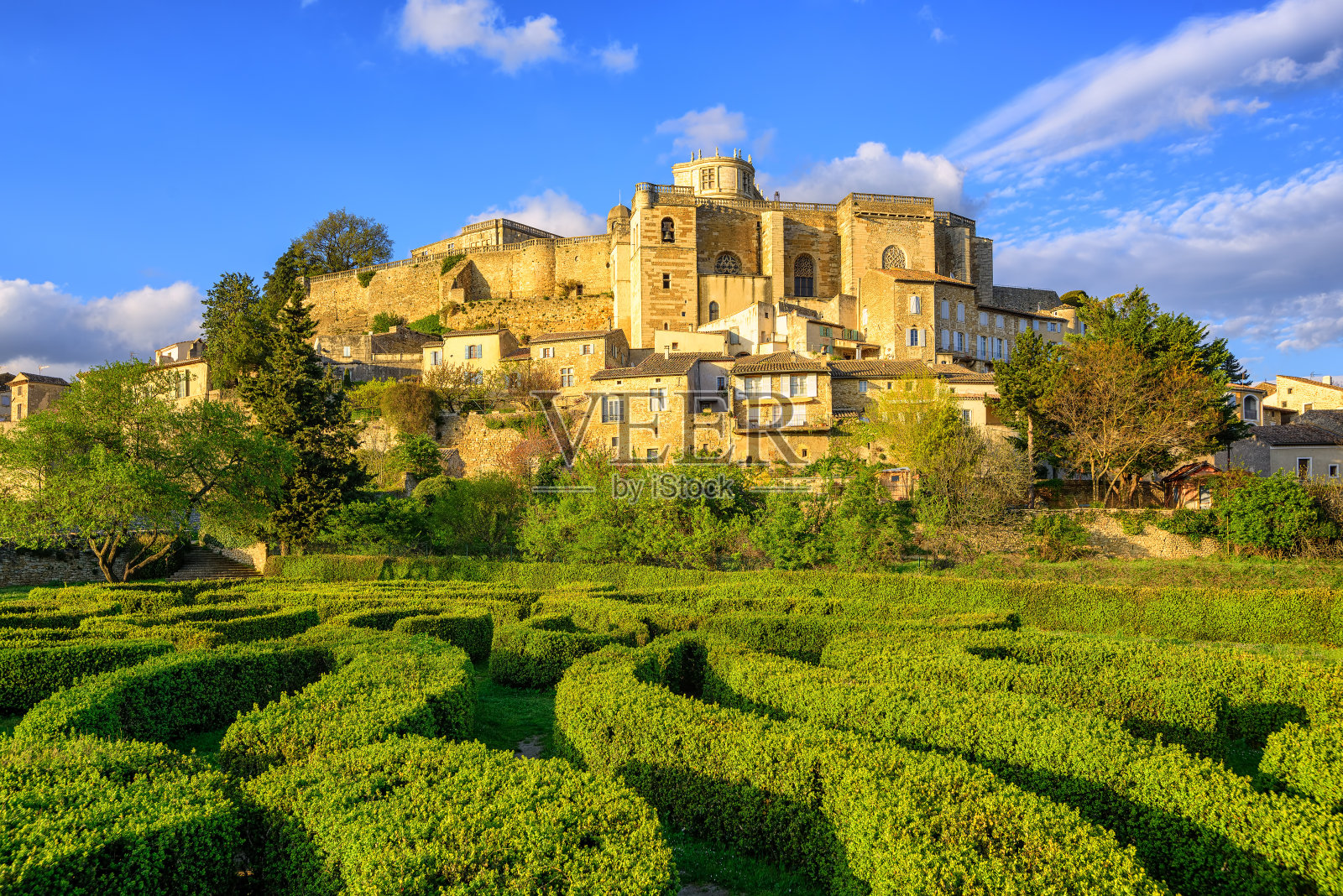 迷宫花园和老城格里尼昂，德罗姆，法国照片摄影图片