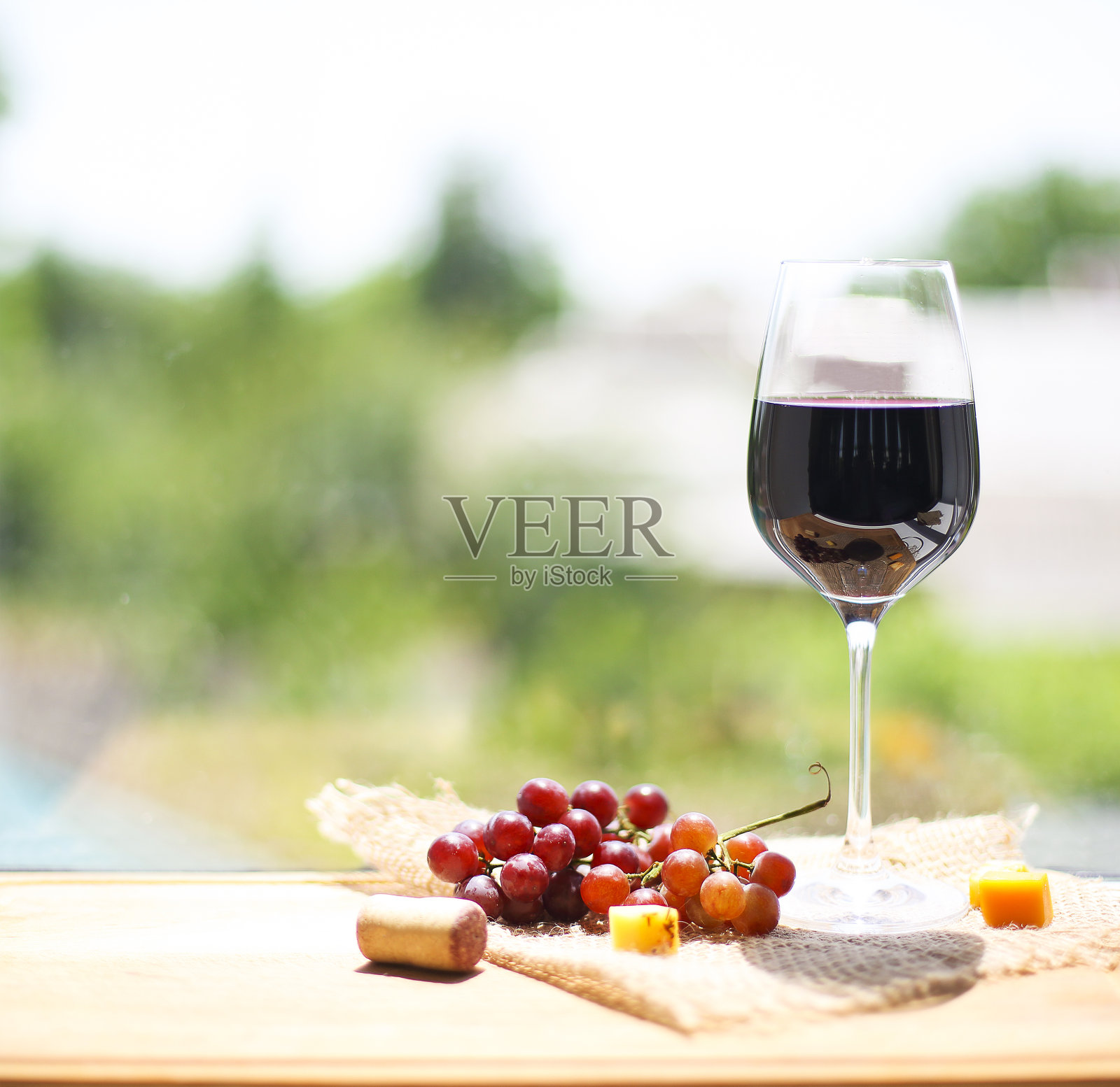 葡萄，奶酪和一杯红酒照片摄影图片
