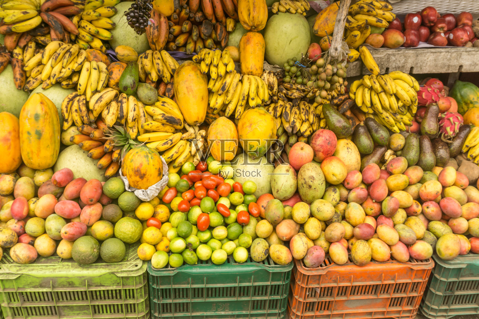 来自热带国家的当地市场水果店照片摄影图片