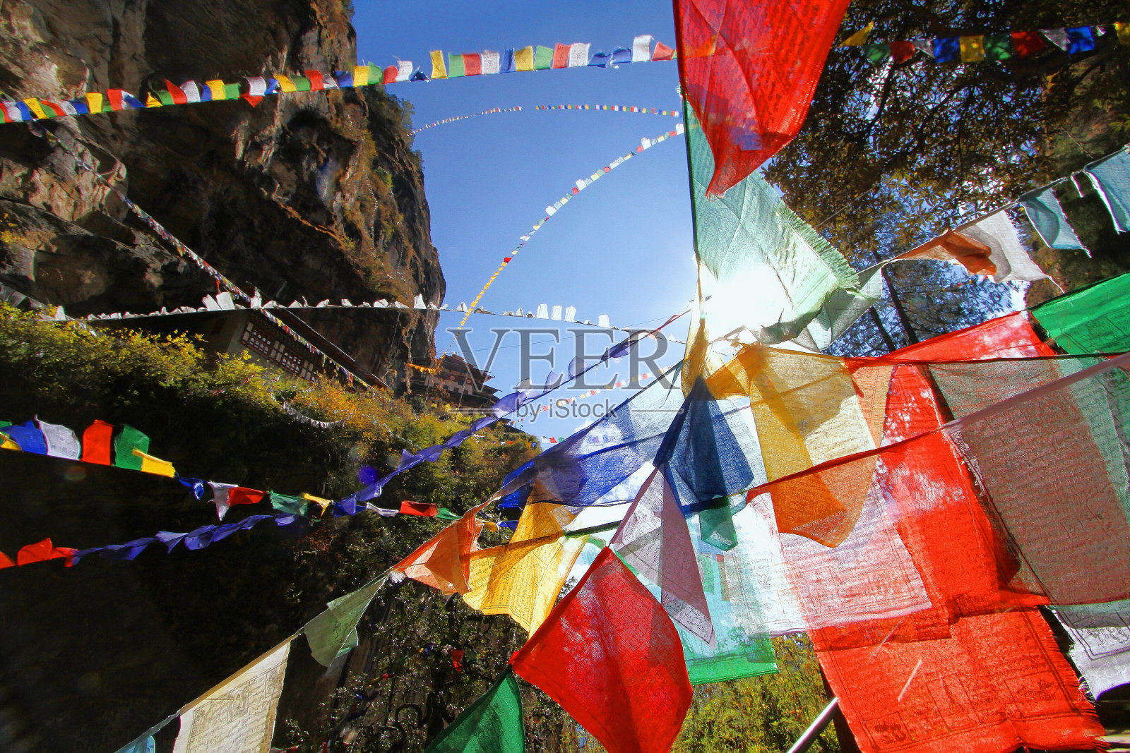 在不丹帕罗的Taktshang Goemba或虎巢寺，彩色的佛教经幡旗照片摄影图片