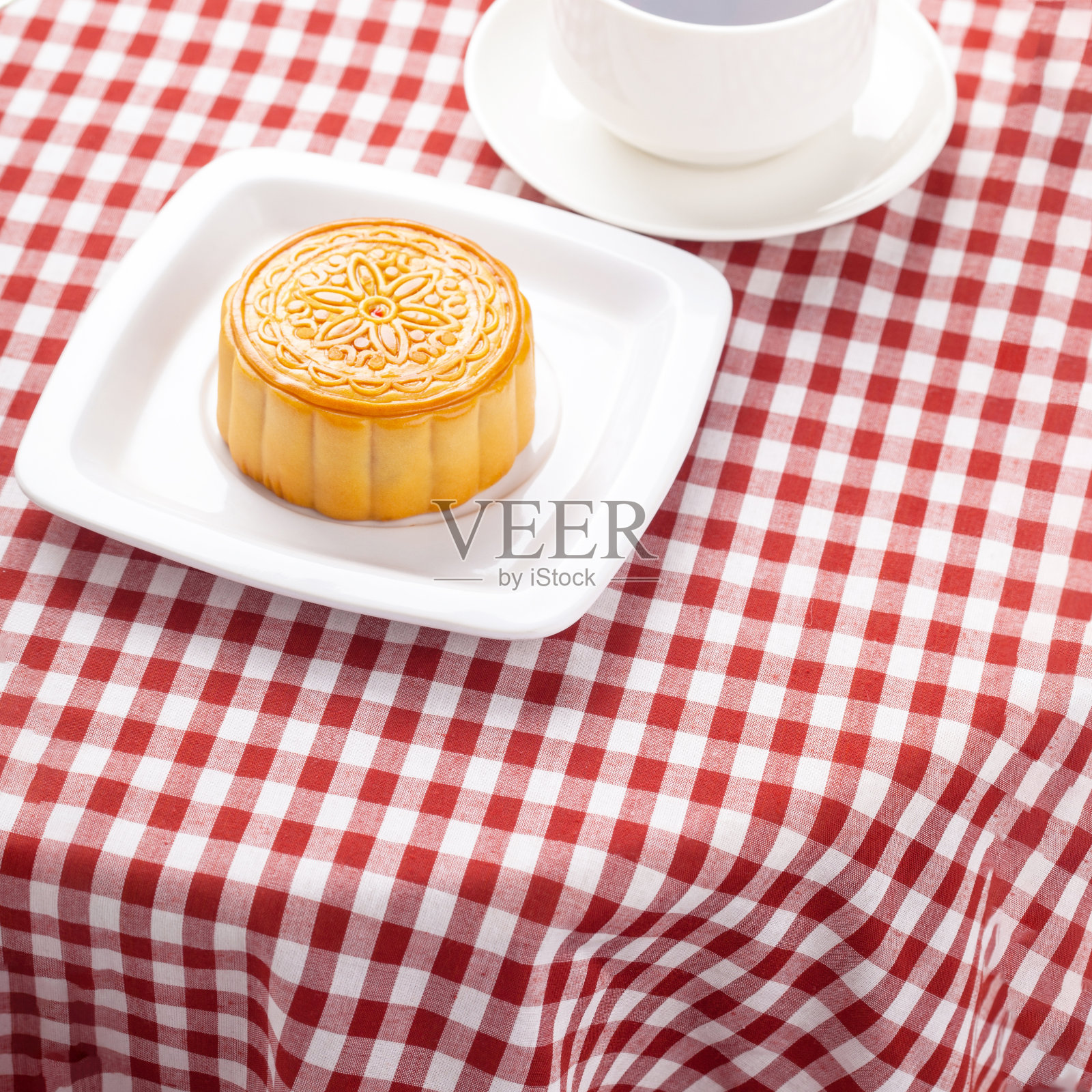中国的中秋节食品。桌上放着传统的月饼。照片摄影图片