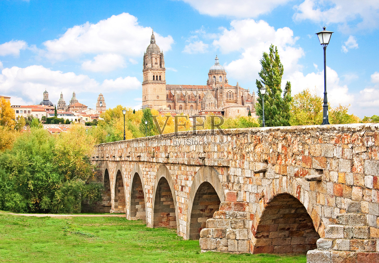 美丽的历史城市萨拉曼卡与新大教堂和罗马桥，卡斯蒂利亚莱昂地区，西班牙照片摄影图片