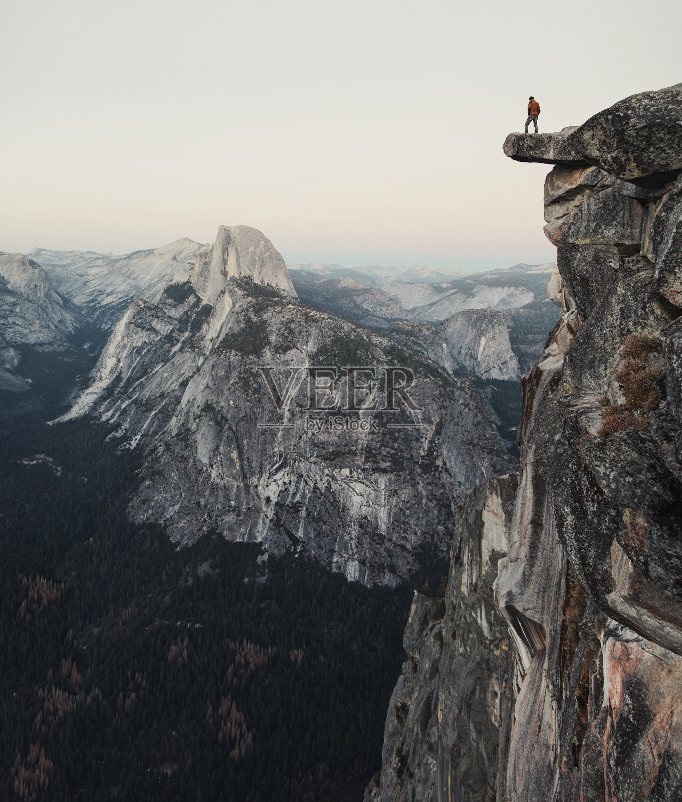 美国加利福尼亚州约塞米蒂国家公园悬崖上的徒步旅行者照片摄影图片