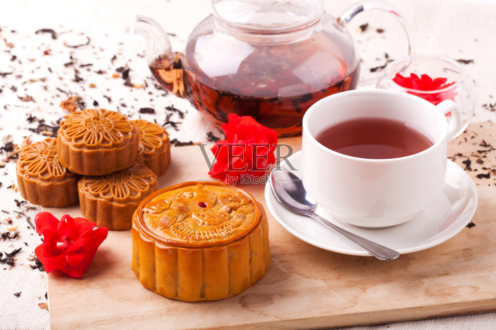 中国的中秋节食品。传统的月饼在餐桌上配有茶杯。照片摄影图片