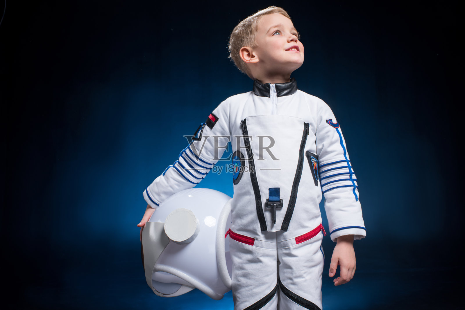 穿着太空服的小男孩照片摄影图片