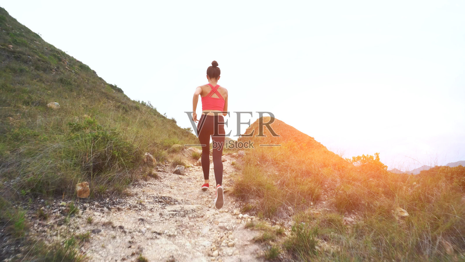 在山路上跑步的女人。运动女孩在山外锻炼照片摄影图片