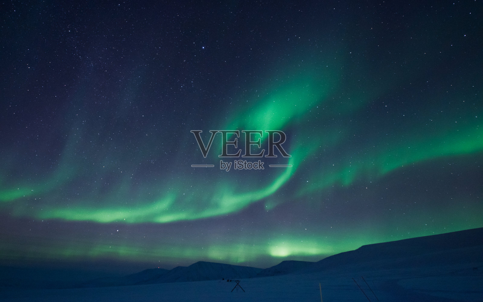 挪威斯匹次卑尔根群岛朗伊尔城斯瓦尔巴特群岛山脉中的北极光照片摄影图片