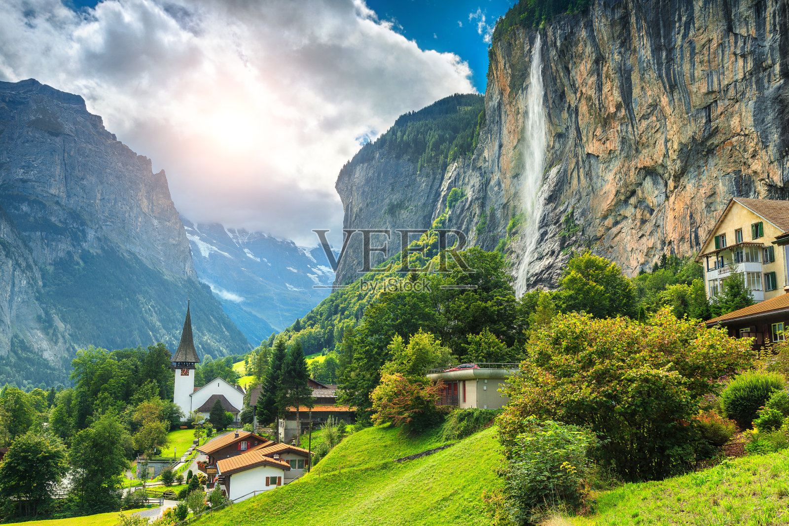 瑞士Lauterbrunnen，美丽的山村，有高高的悬崖和瀑布照片摄影图片