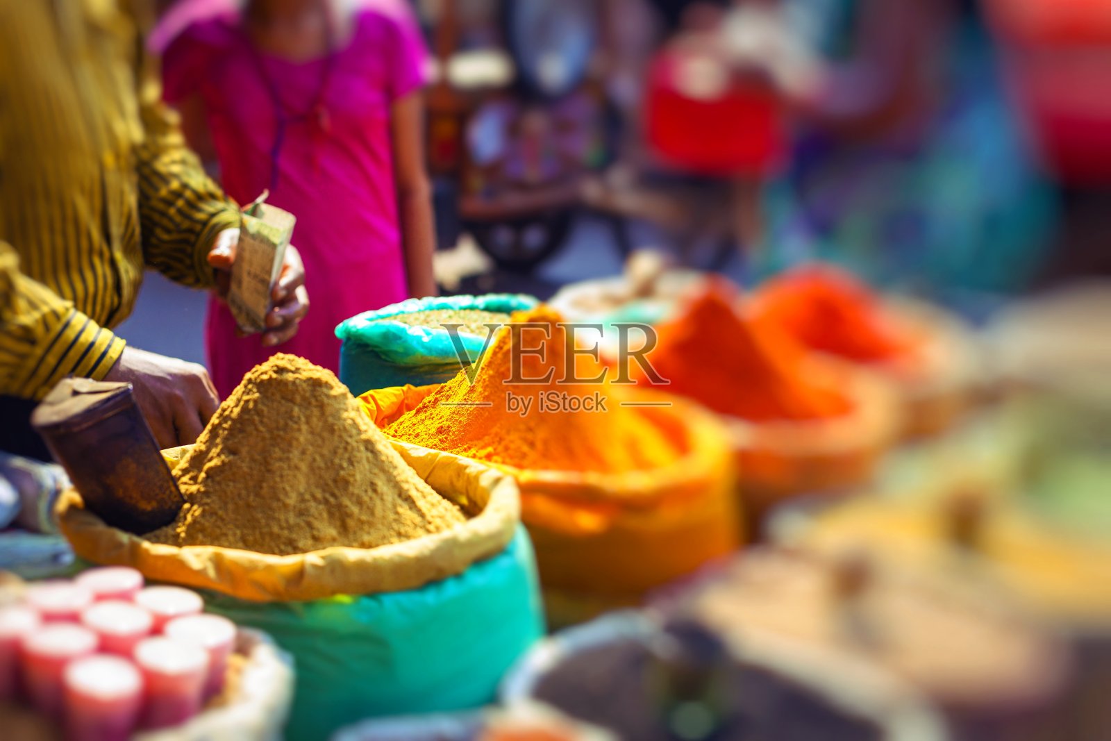 五颜六色的香料粉和药草在传统的德里街头市场。印度。照片摄影图片