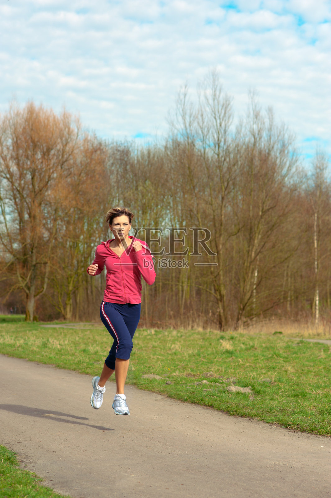 女士在公园慢跑照片摄影图片