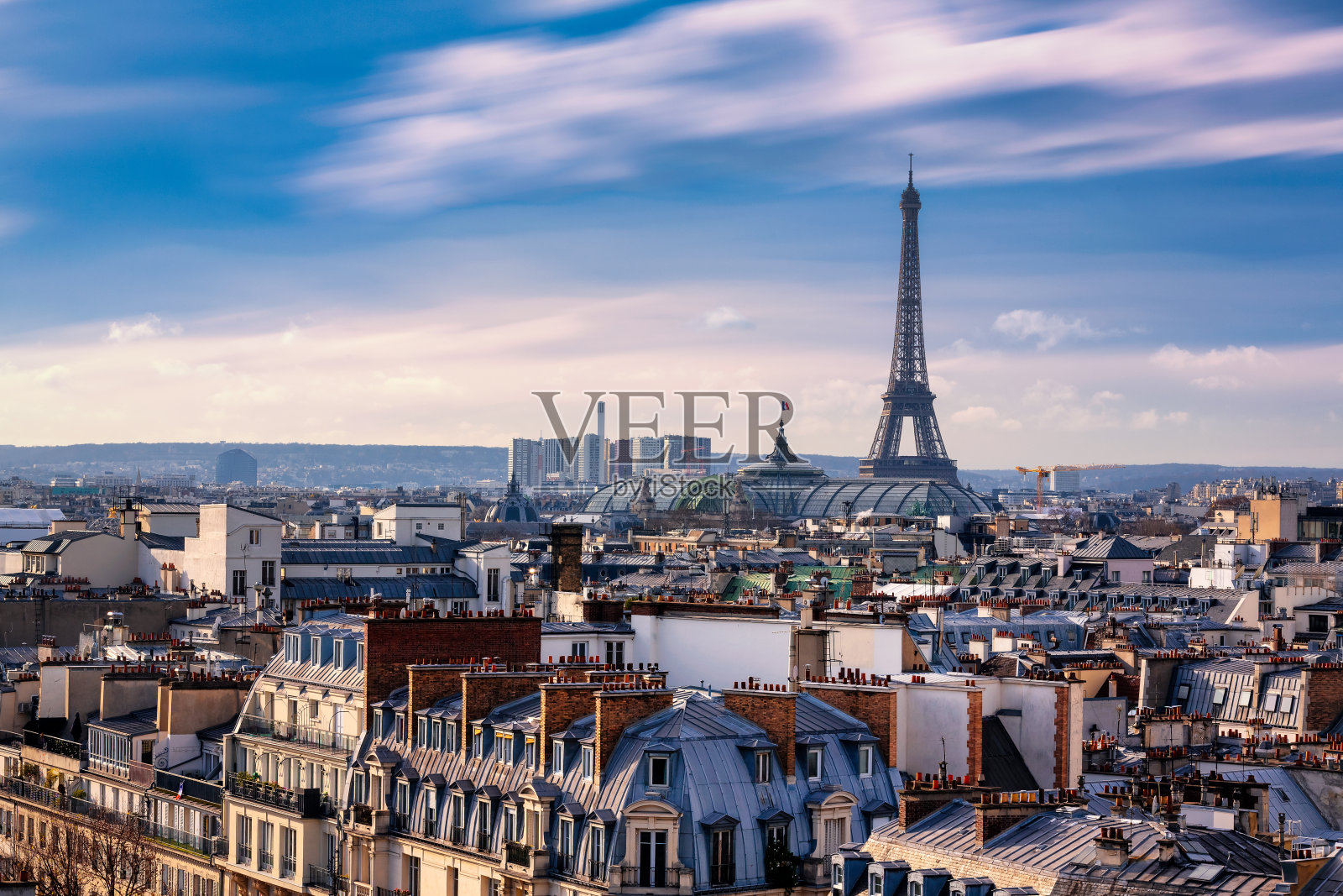 巴黎屋顶。法国巴黎的埃菲尔铁塔照片摄影图片