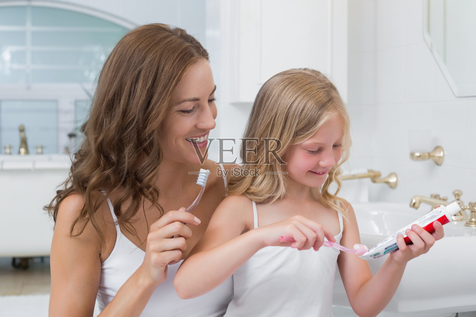 母女俩在浴室里刷牙照片摄影图片