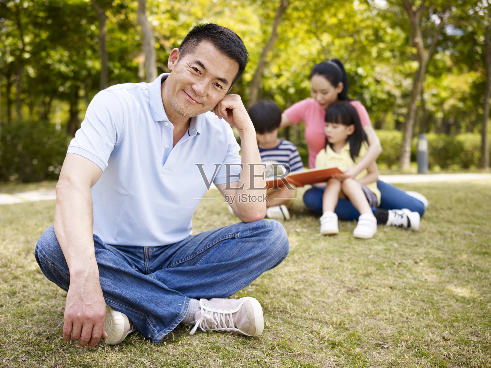 自豪的亚裔父亲，妻子和两个孩子照片摄影图片