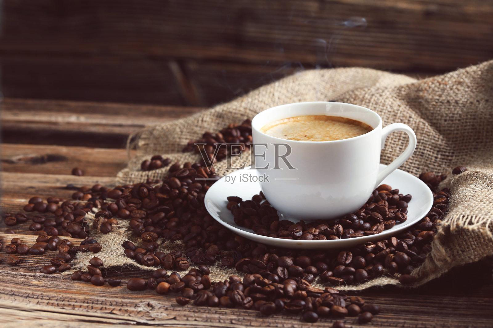 一杯用咖啡豆煮的咖啡照片摄影图片