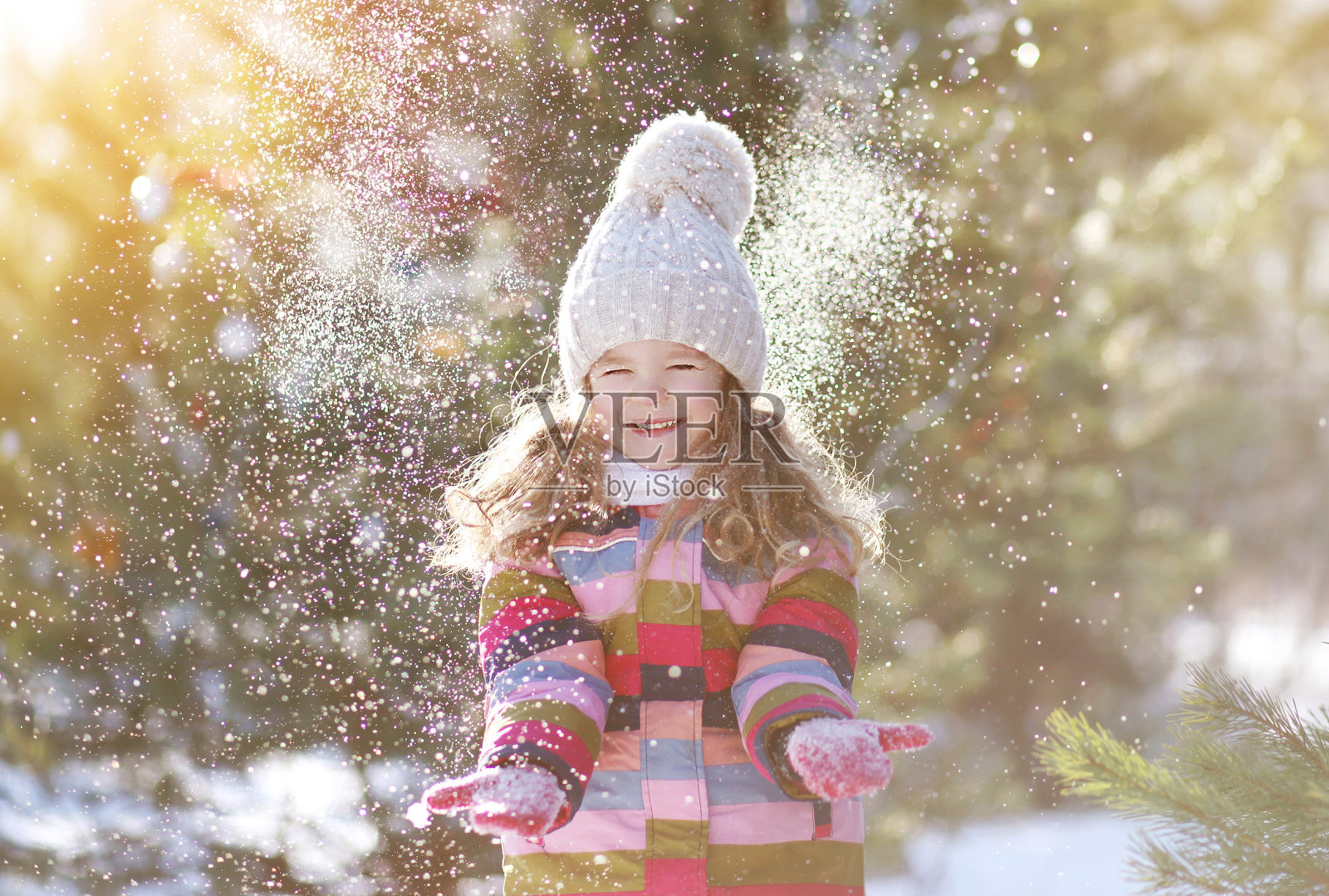 快乐的孩子在冬天玩雪照片摄影图片