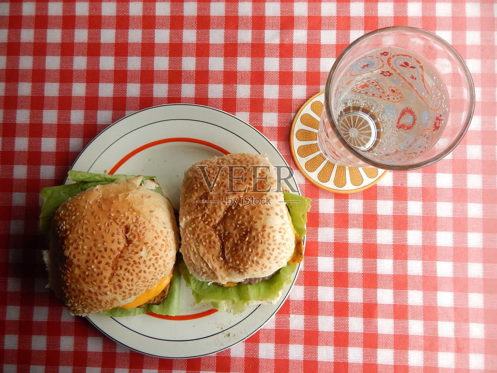 午餐是汉堡和苏打水照片摄影图片