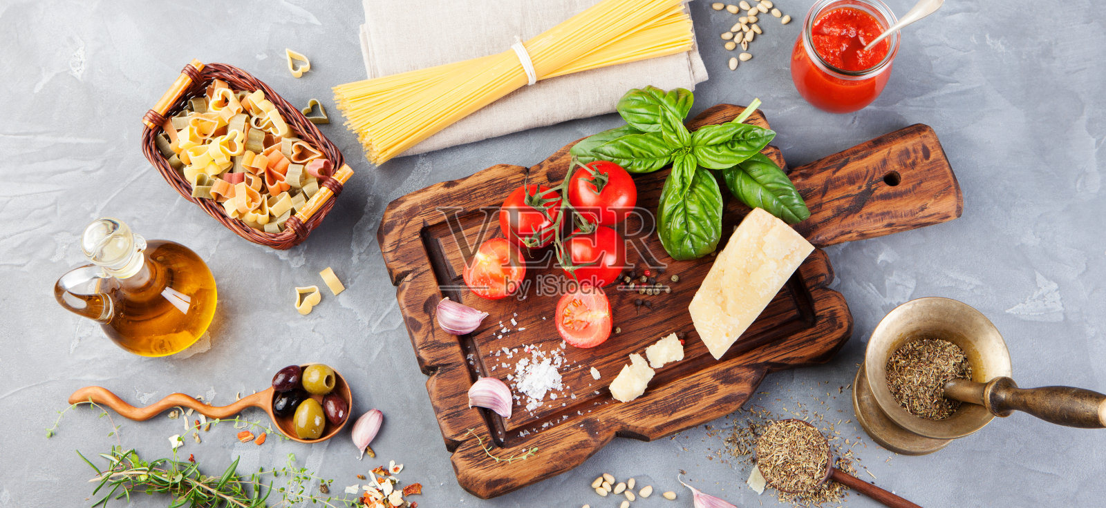番茄，罗勒，意大利面，帕尔马干酪，橄榄油，大蒜照片摄影图片