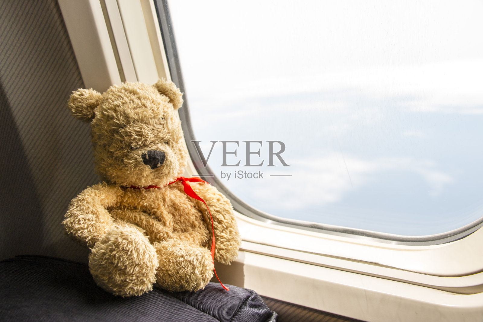 贝尔坐在飞机的窗户旁边照片摄影图片