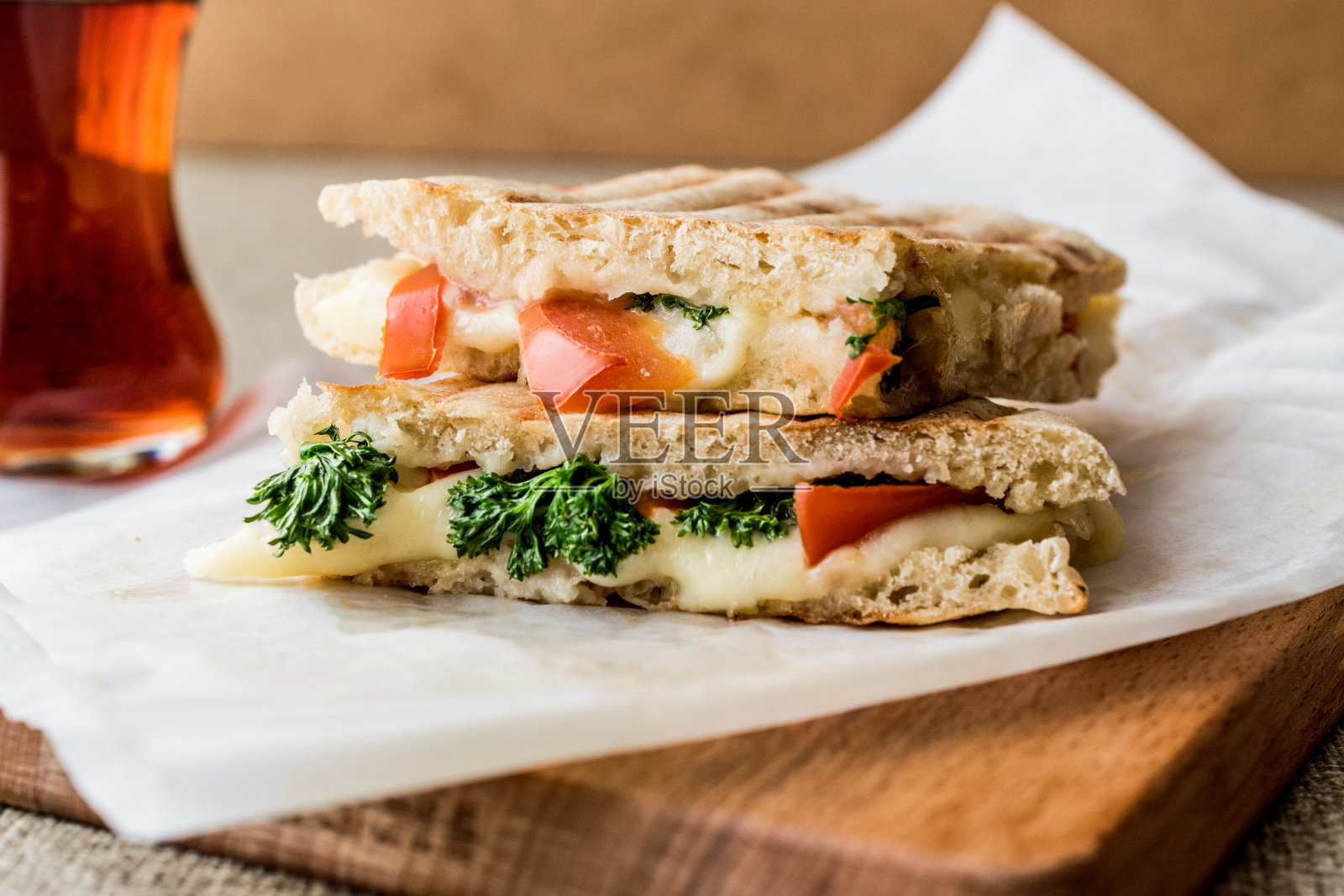 土耳其巴兹拉玛吐司/吐司三明治与融化的奶酪，西红柿，莳萝和茶。照片摄影图片