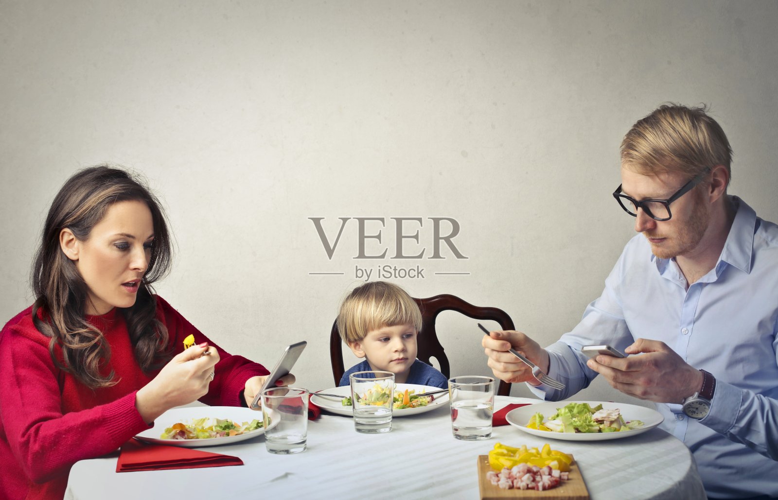 现代家庭晚餐照片摄影图片