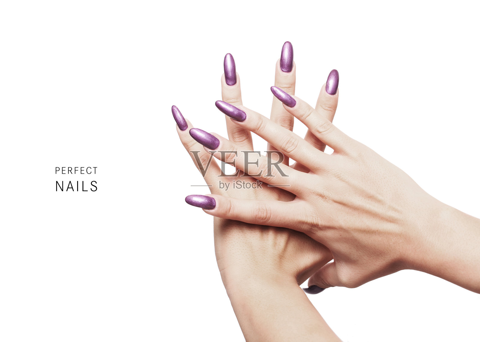 完美的指甲——漂亮的指甲涂上紫色指甲油照片摄影图片