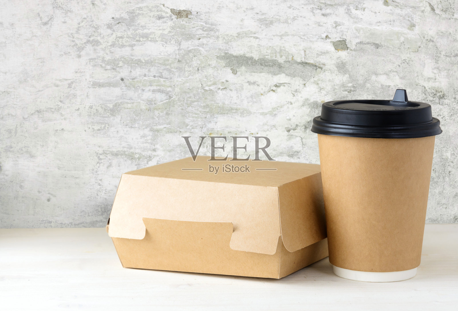 桌上放着纸制咖啡杯和食品盒背景图片素材