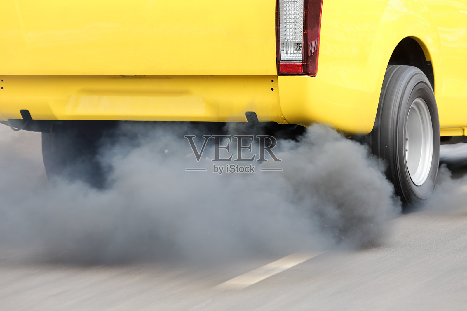 道路上汽车排气管造成的空气污染照片摄影图片