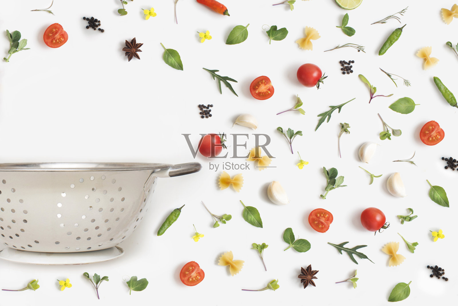 新鲜的香草和蔬菜和盘子在白色的背景。照片摄影图片