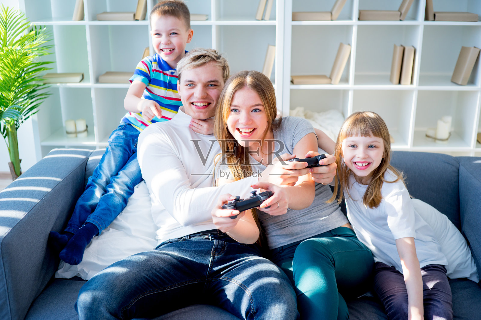 家庭玩电子游戏照片摄影图片