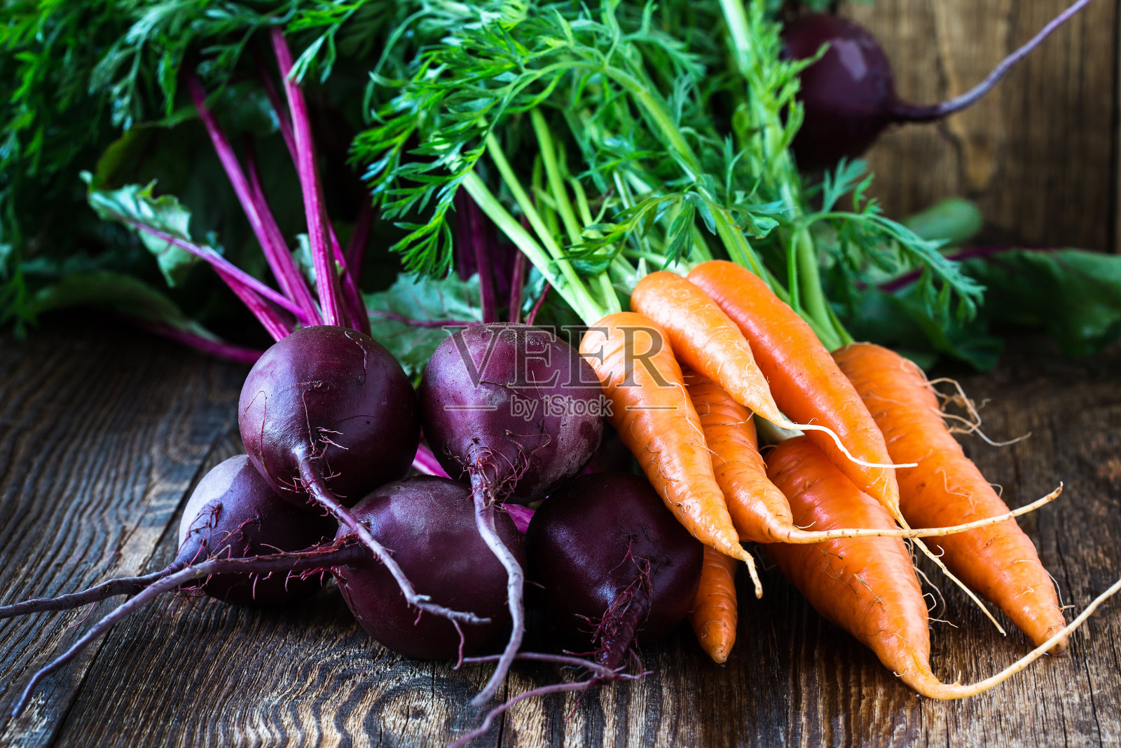 新鲜的有机甜菜根和胡萝卜照片摄影图片