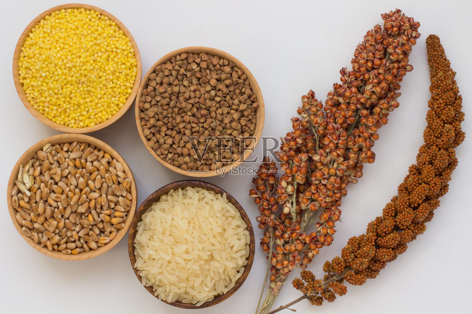 细枝红小米和高粱、荞麦、小米、大米、小麦等谷物在白色的背景上装箱照片摄影图片