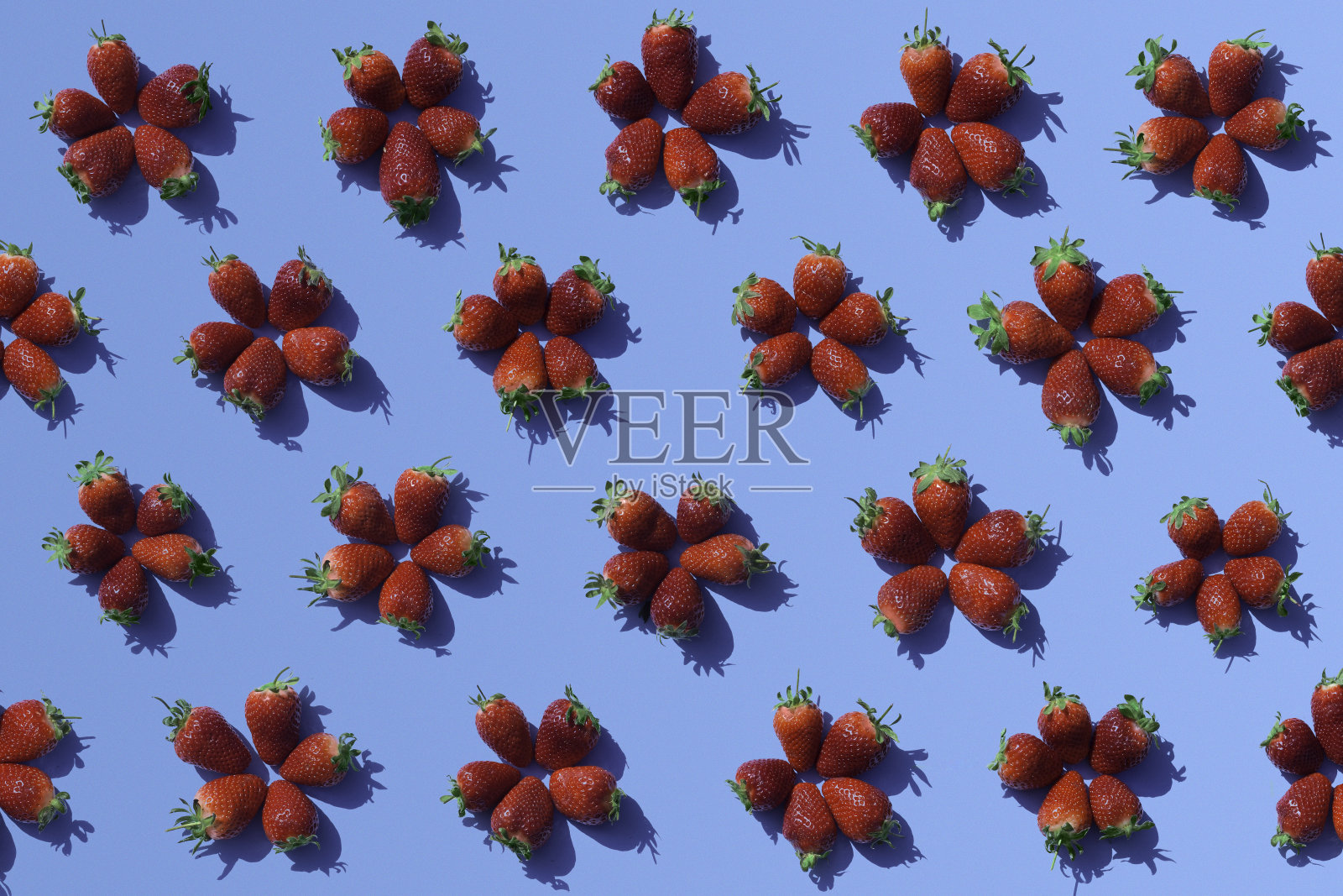 蓝色背景上的草莓照片摄影图片