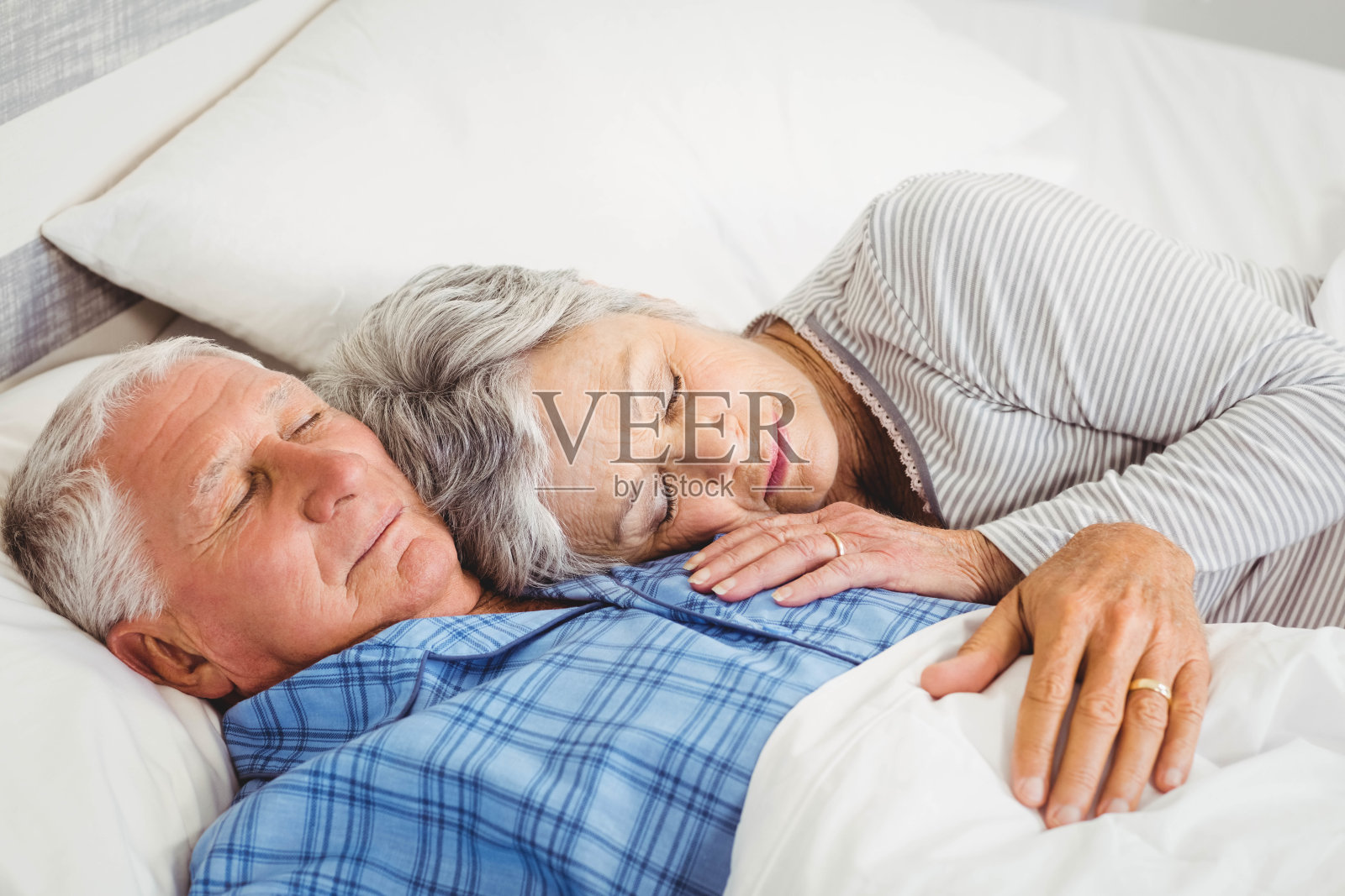 一对老年夫妇睡在床上照片摄影图片
