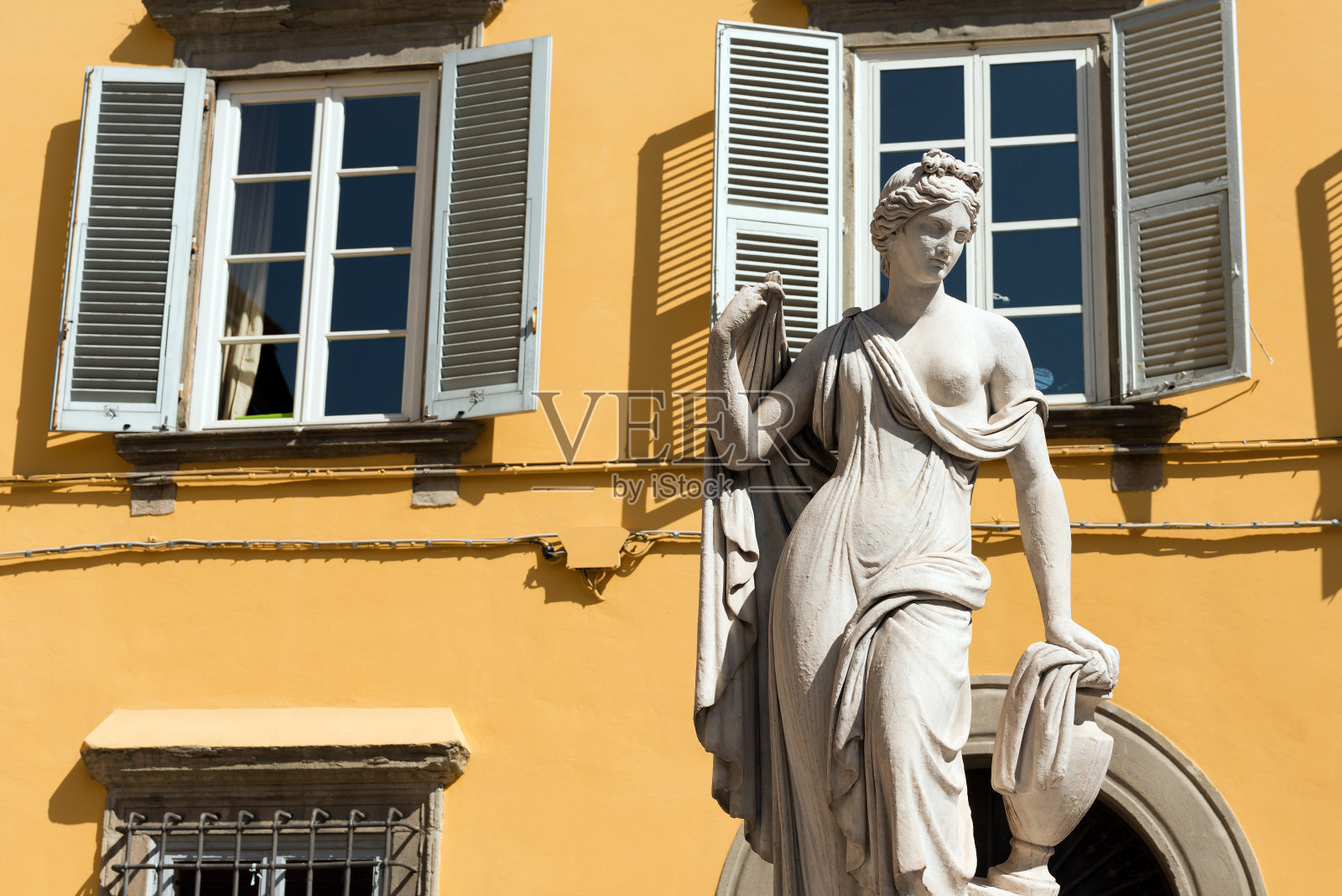 在意大利托斯卡纳的卢卡，木偶雕像照片摄影图片