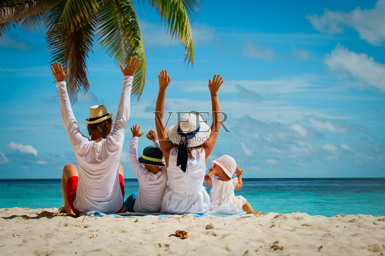 幸福的家庭和两个孩子在海滩上举手照片摄影图片
