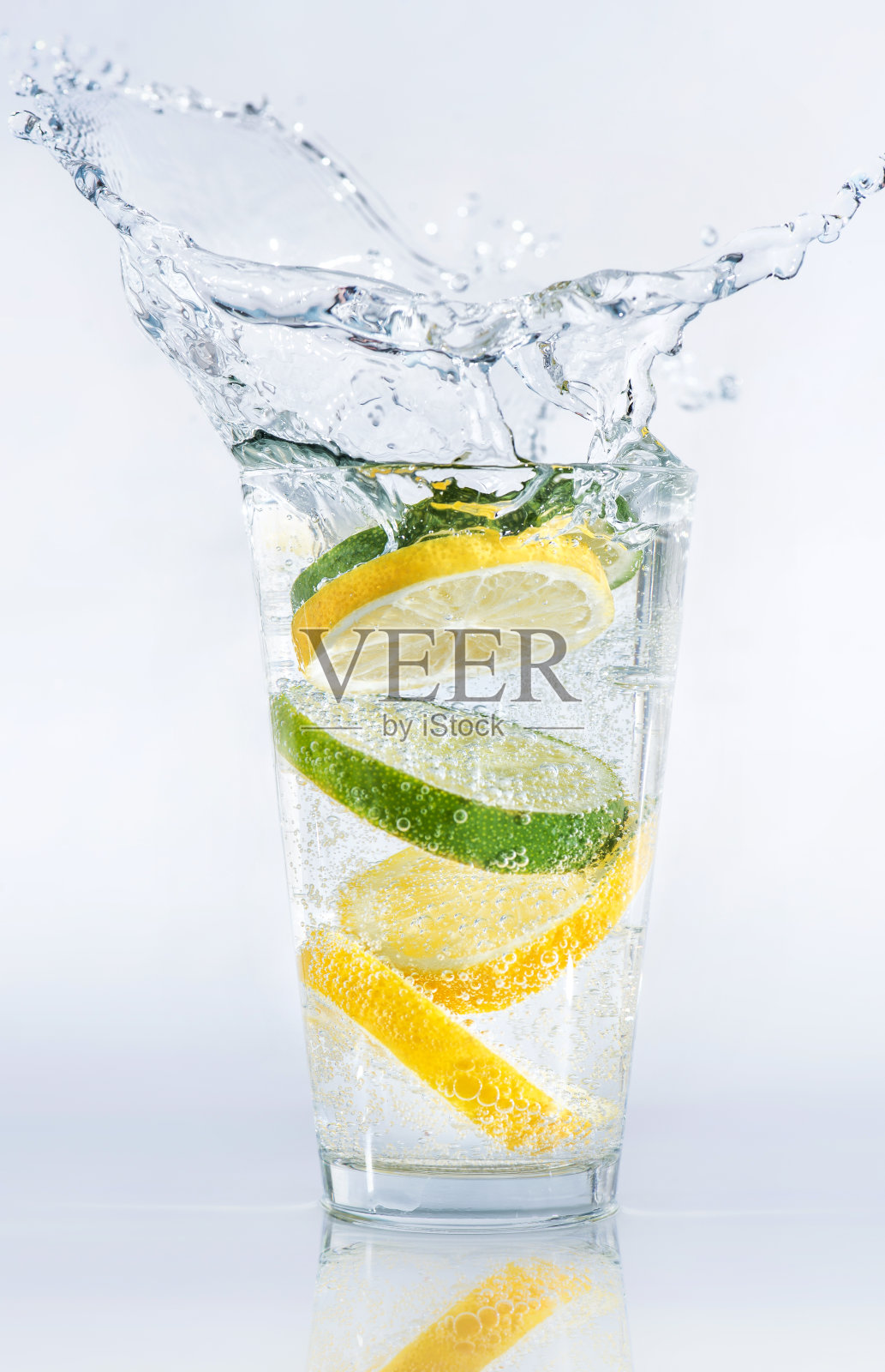 玻璃杯里有柠檬和酸橙。饮料的概念和概念照片摄影图片